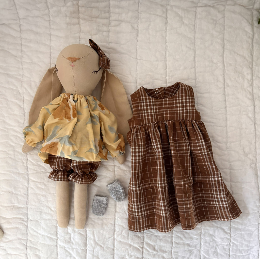 Sleeping Bunny – Mila (Chestnut)